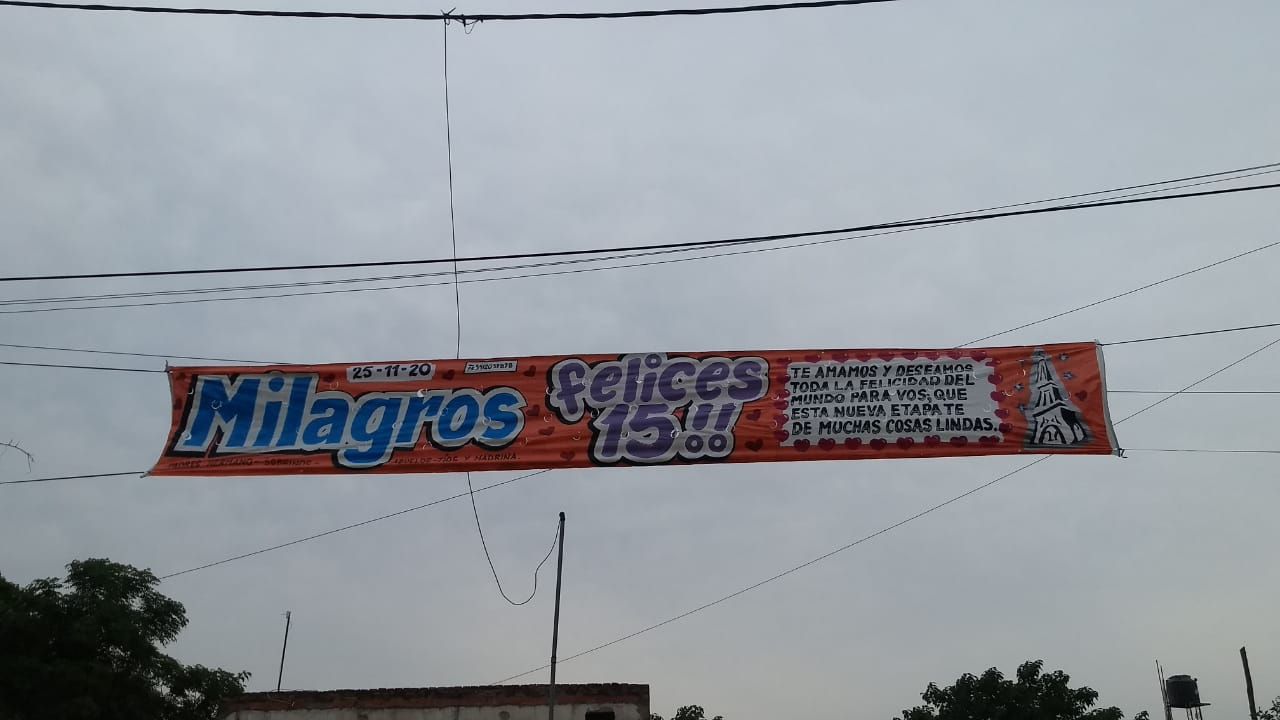 Una pancarta colgada de los cables eléctricos dice 