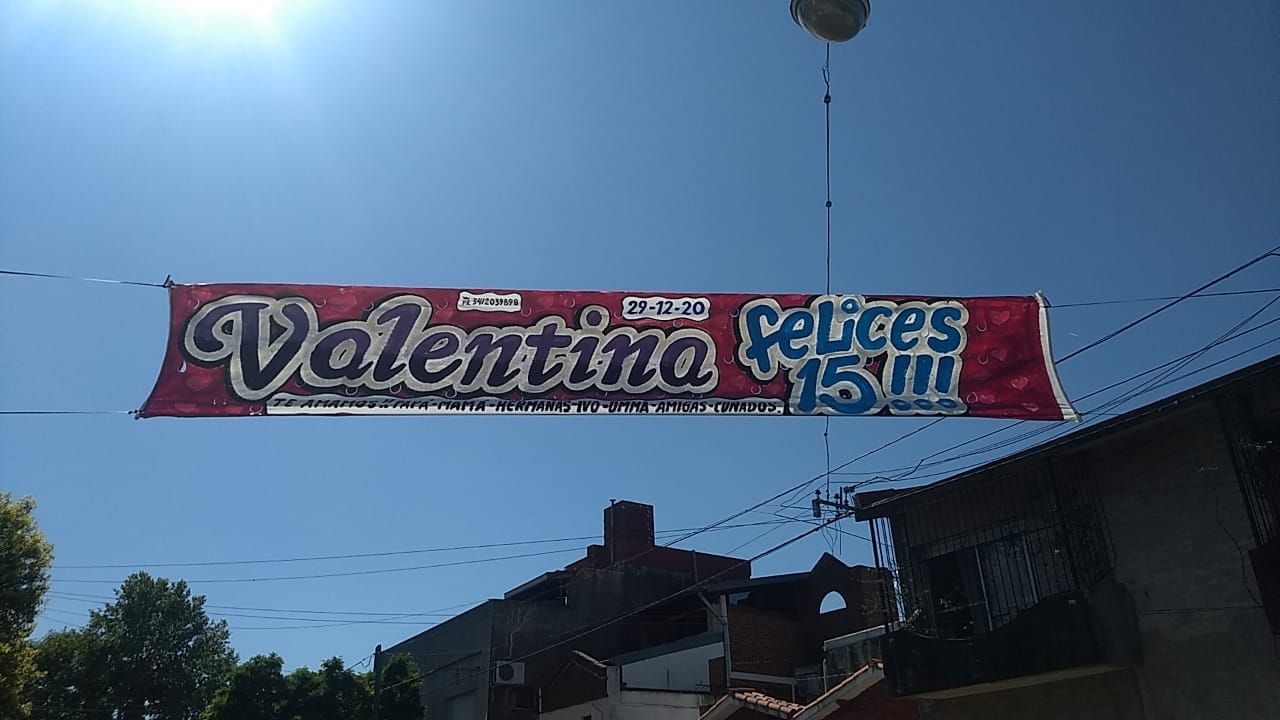 A banner that says valentina felices 15 mi