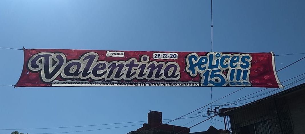 A banner that says valentina felices 15 mi