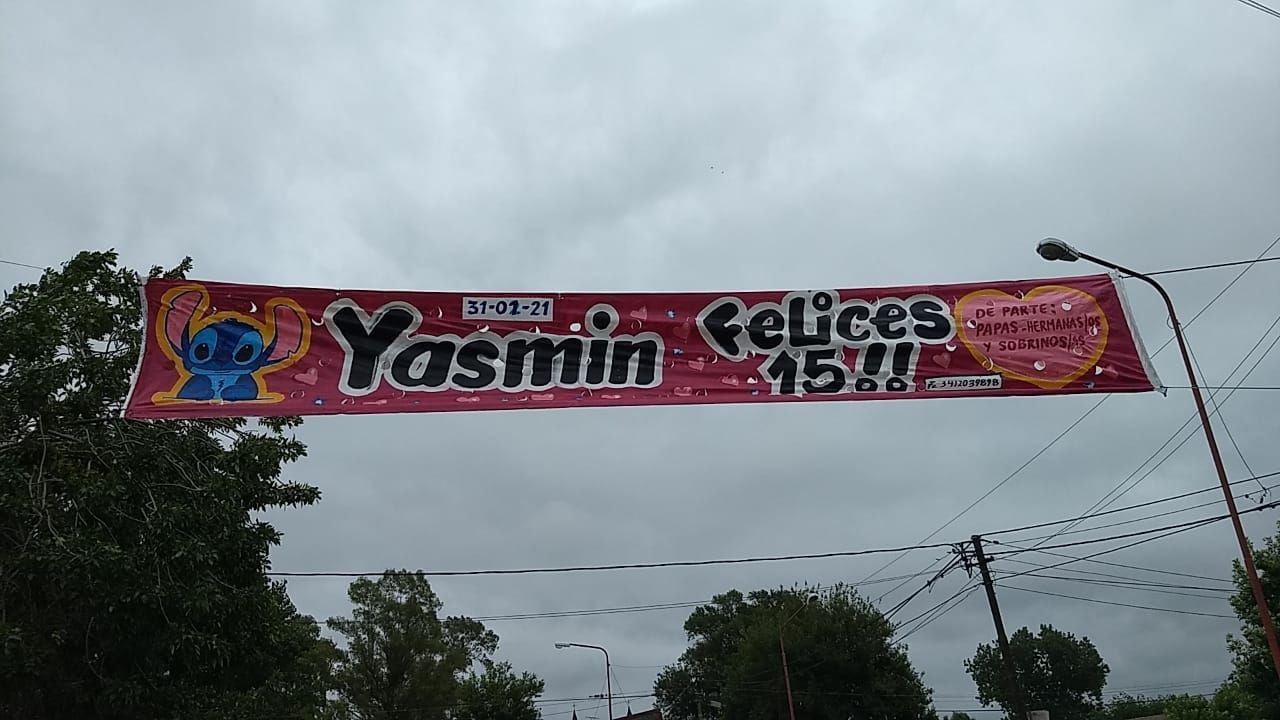Una pancarta que dice Yasmin Felices está colgada de una farola.