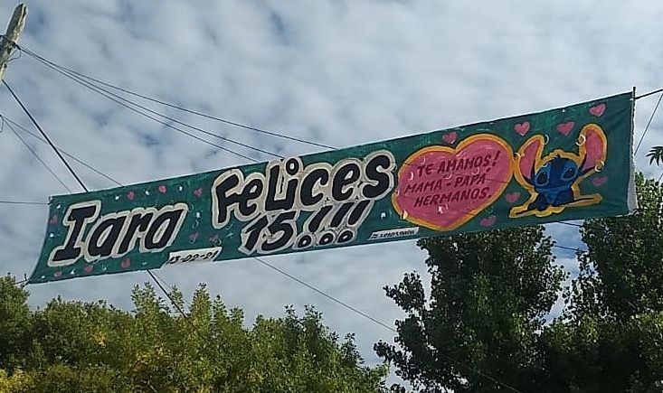 Una pancarta colgada de un cable eléctrico dice Tara Felices