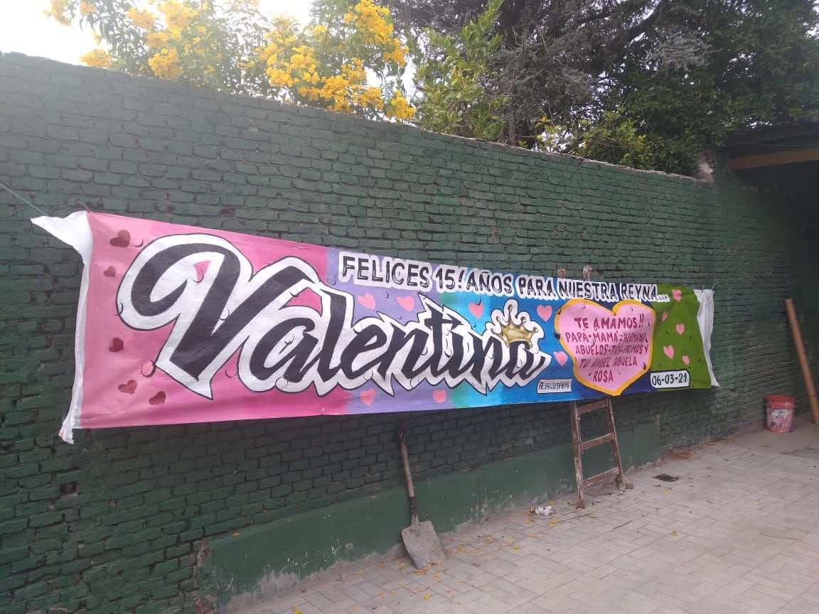 Una pancarta del día de San Valentín está colgada en una pared de ladrillos.
