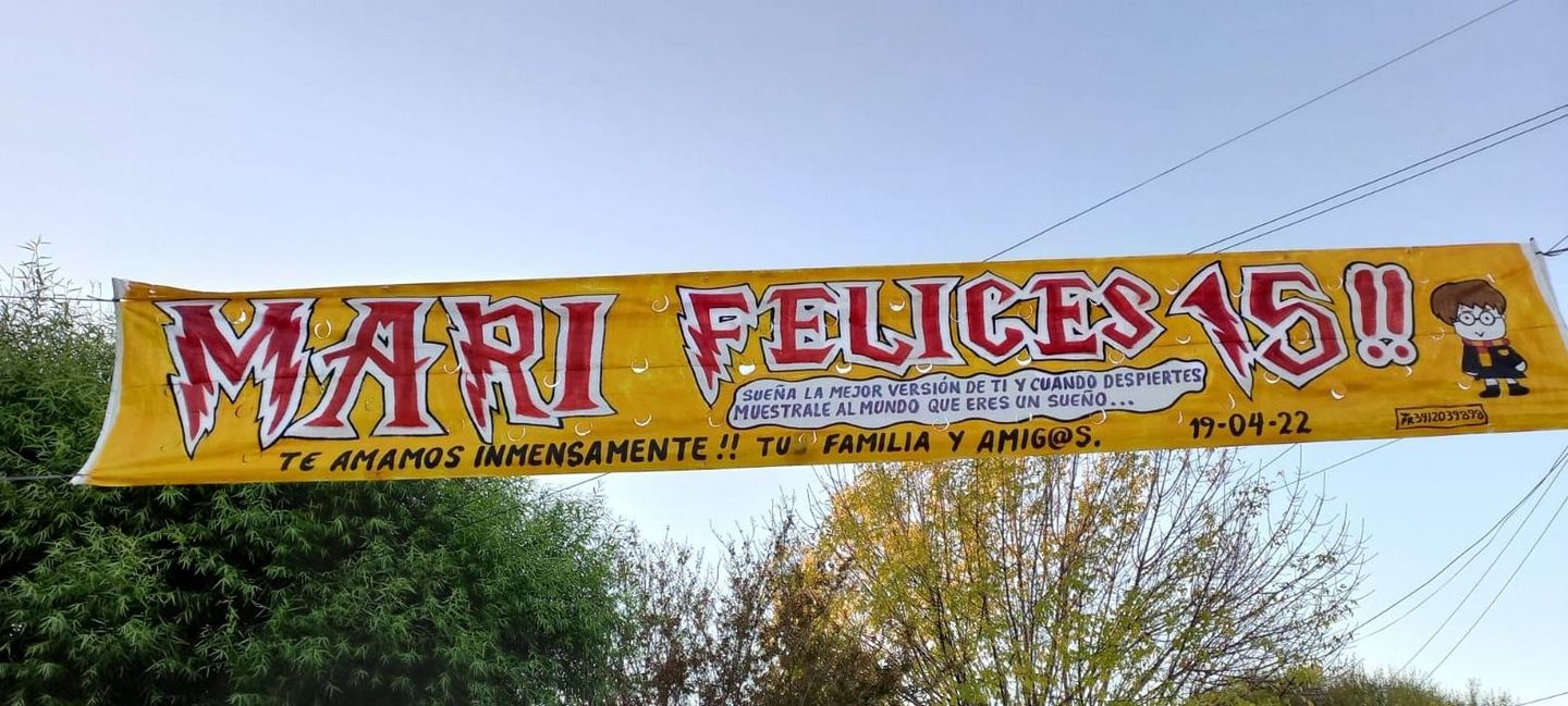 Una pancarta amarilla que dice 