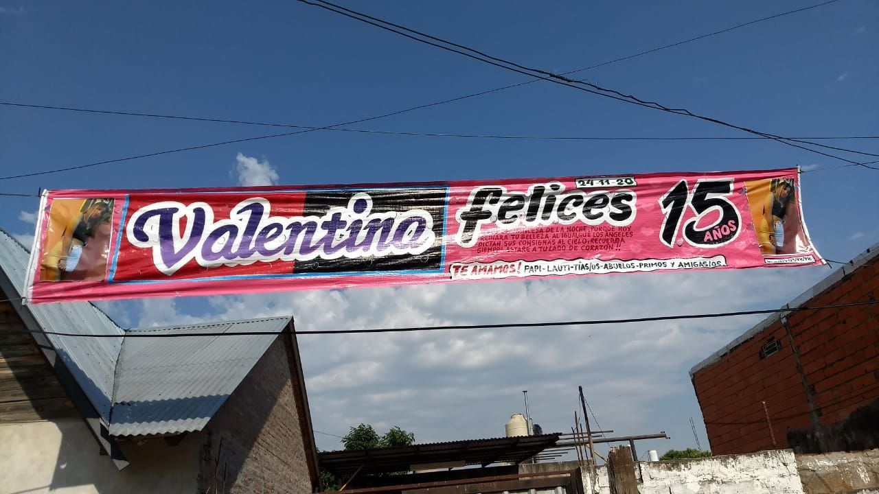Una pancarta que dice Valentina Felices 15 cuelga sobre una calle.