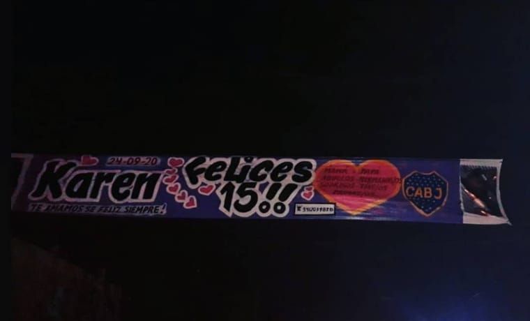 Una bufanda que dice Karen Feliz.