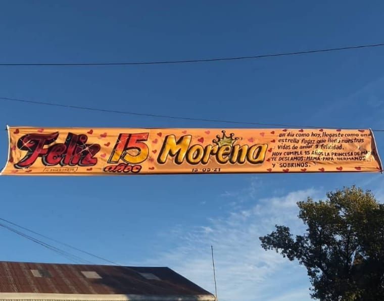 Una pancarta que dice feliz 15 moreno está colgada en el aire