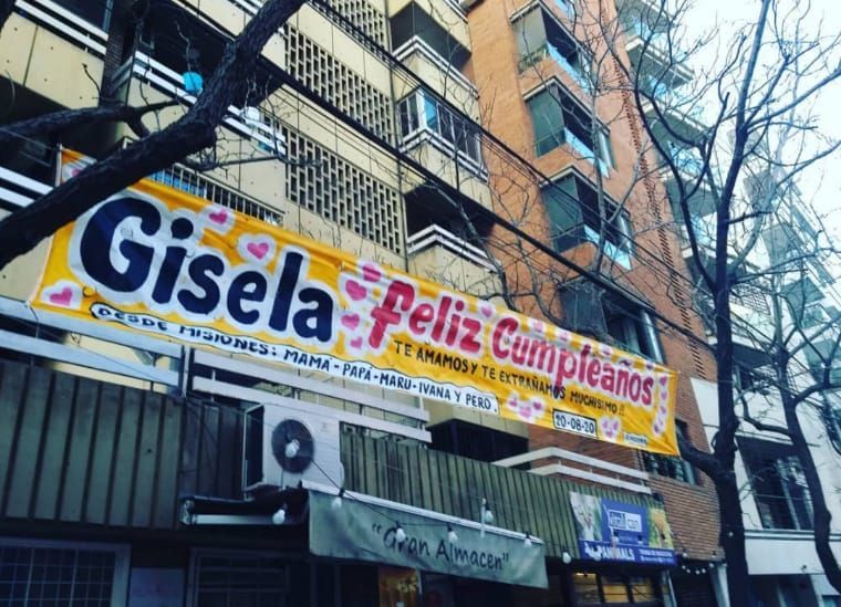 Un edificio con una pancarta que dice Gisela Feliz Cumpleaños