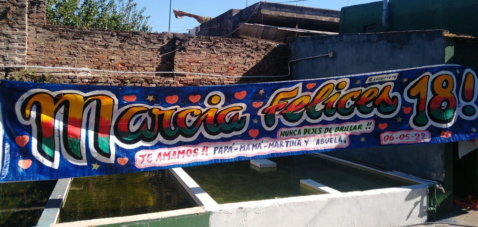 Una pancarta que dice Marcia Felices 18.