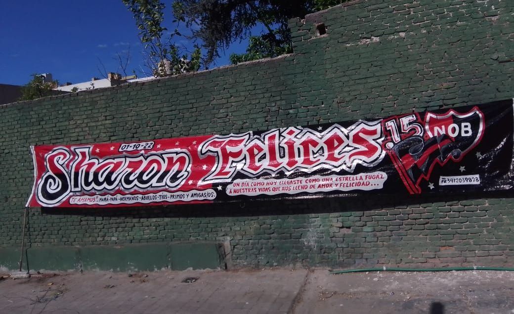 Una pancarta en una pared que dice 'Sharon Felices'.