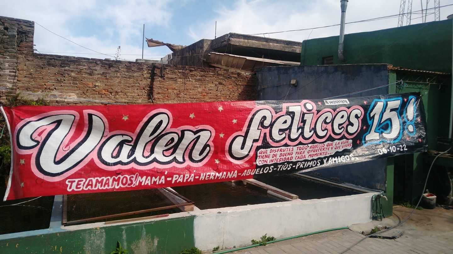 Una pancarta roja que dice 'Valen felices 15'