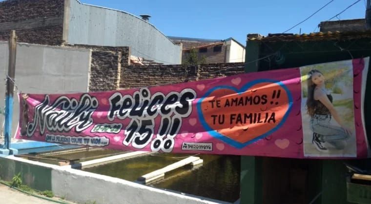 Una pancarta rosa que dice felices.