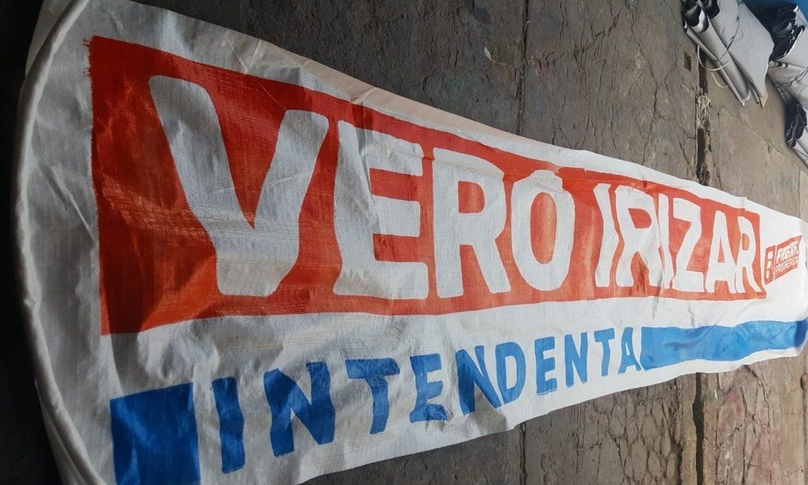 Una pancarta roja, blanca y azul con la palabra vero en ella