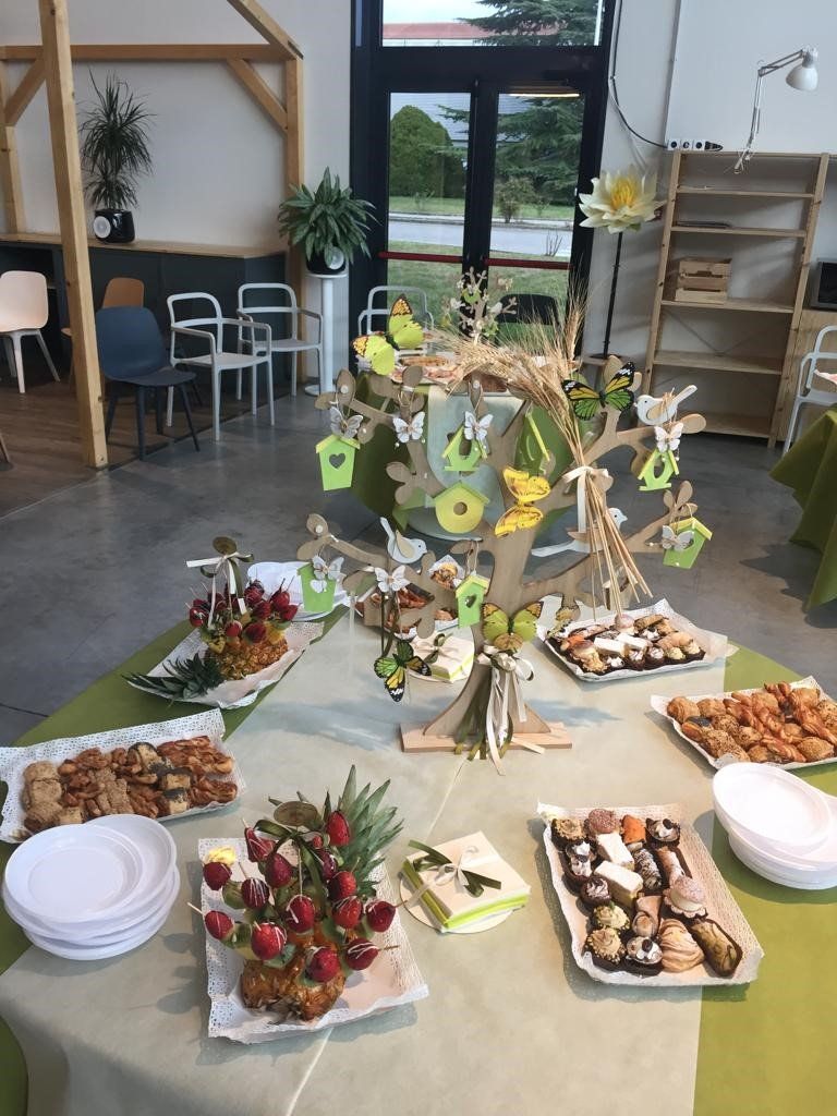 tavolo con pasticcini