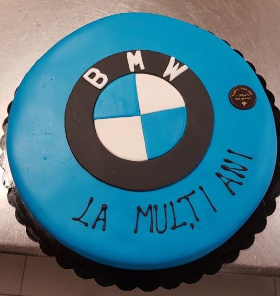 Torta con decorazione bmw