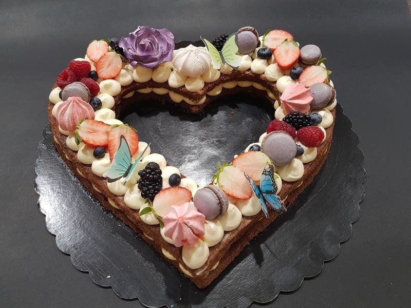 Torta a cuore con decorazioni