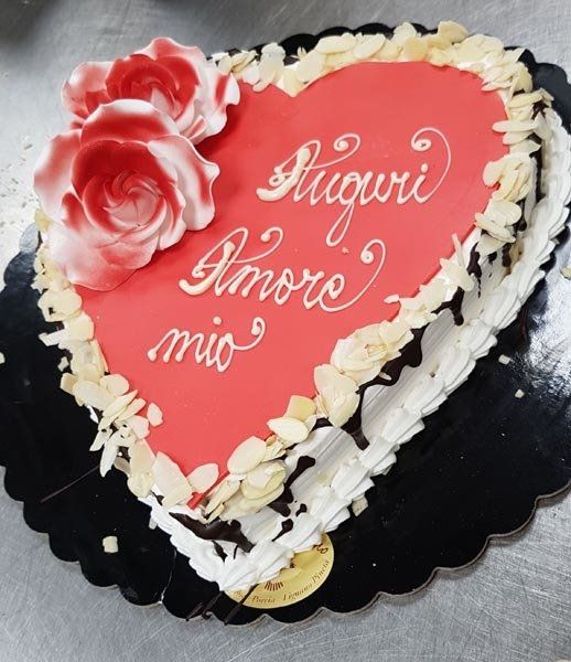 Torta a cuore con panna