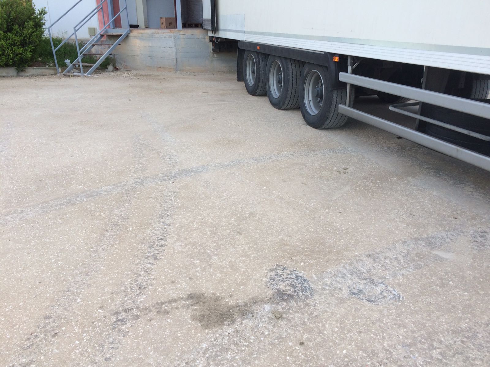 Piazzale con mezzo pesante