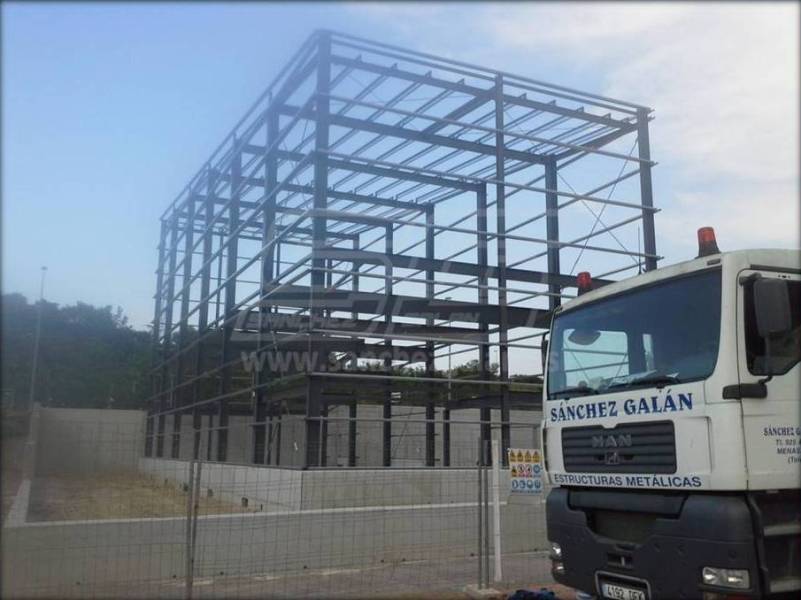 Estructura metálica nave para caballos