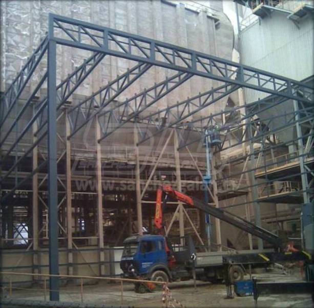 Estructura metálica en fábrica de cemento