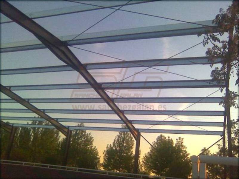 Estructura metálica nave para caballos