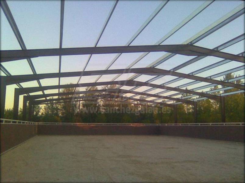 Estructura metálica nave para caballos