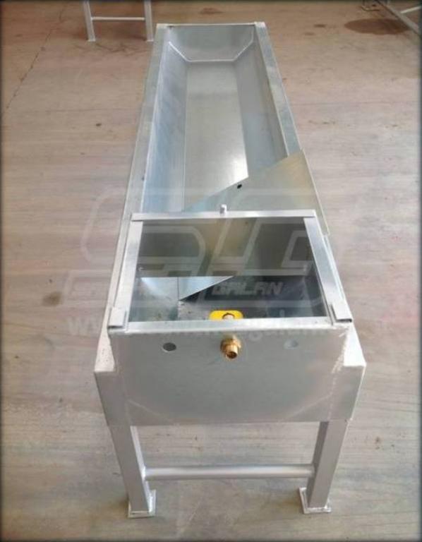 Pila de agua con boya