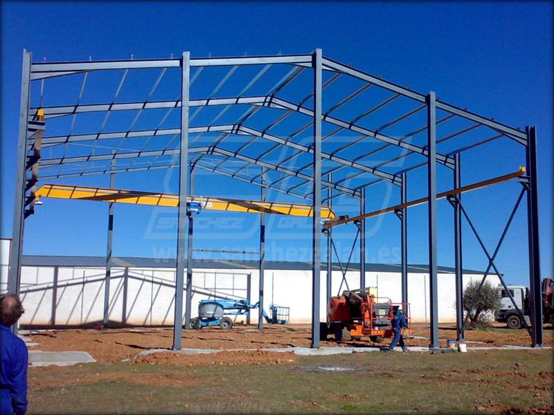 Estructura metálica nave industrial y montaje puente grúa