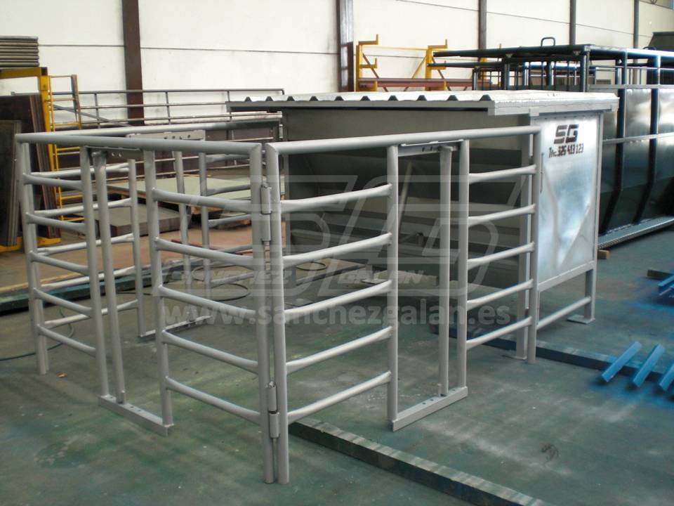 Tolva con corralillo para terneros