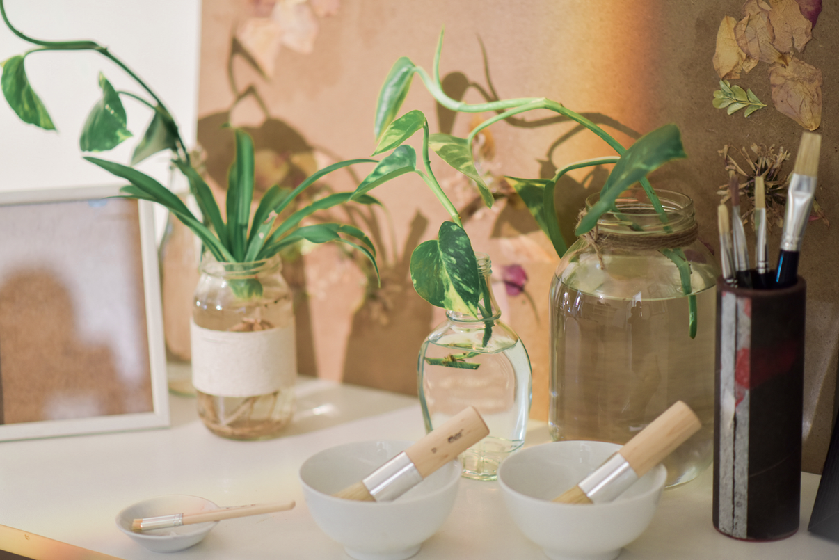 A room with a table and chairs and a painting on the wall