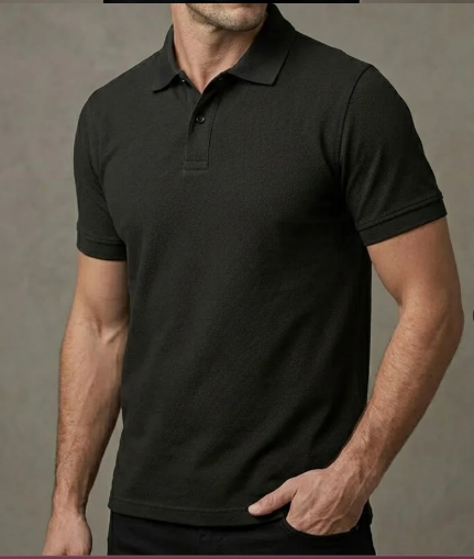 Hombre con polo negro de manga corta y cuello, de pie sobre un fondo neutro.