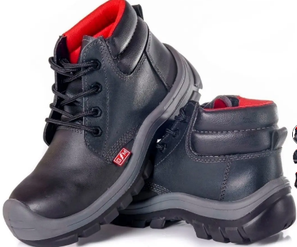 Botas de montaña negras y rojas con suelas gruesas, mostradas una al lado de la otra sobre un fondo blanco.