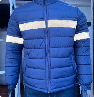 Chaqueta acolchada azul con franjas reflectantes blancas en las mangas y el pecho, vista frontal.