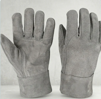 Un par de guantes de trabajo grises colocados uno al lado del otro sobre un fondo claro.