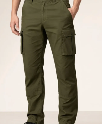 Pantalones cargo verde oliva con múltiples bolsillos, mostrados en una modelo sobre un fondo liso.