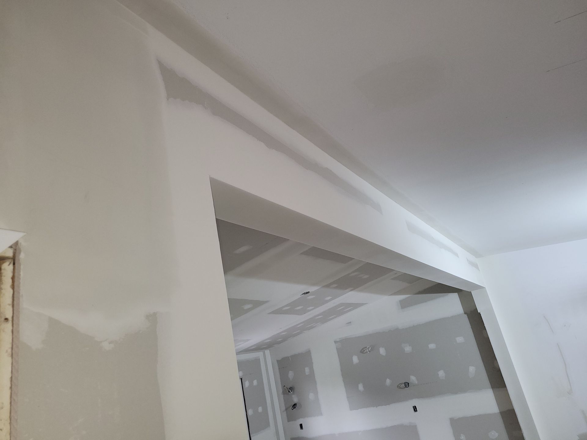 Une pièce avec un plafond qui est peint en blanc.