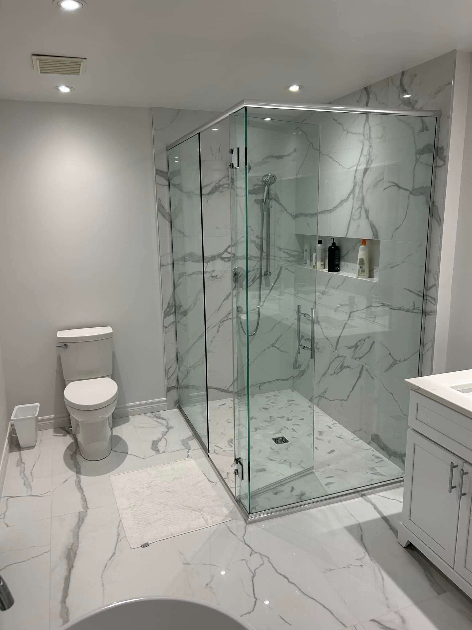 Une salle de bain avec WC, lavabo et douche à l'italienne.