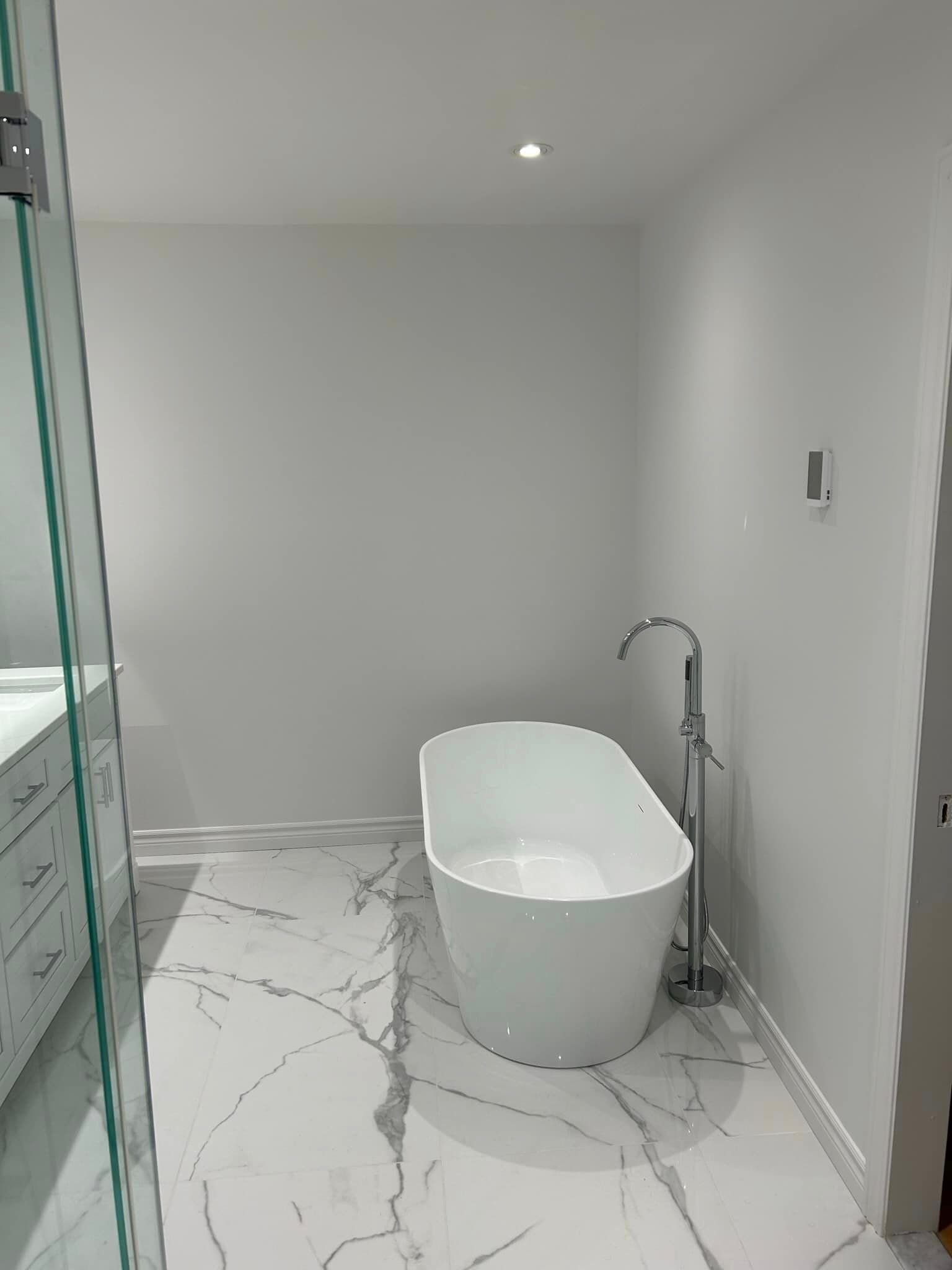 Il y a une baignoire au milieu de la salle de bain.