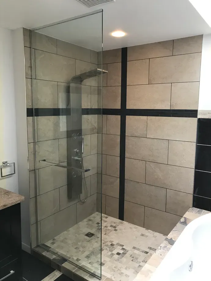 Une salle de bain avec douche à l'italienne avec porte vitrée.