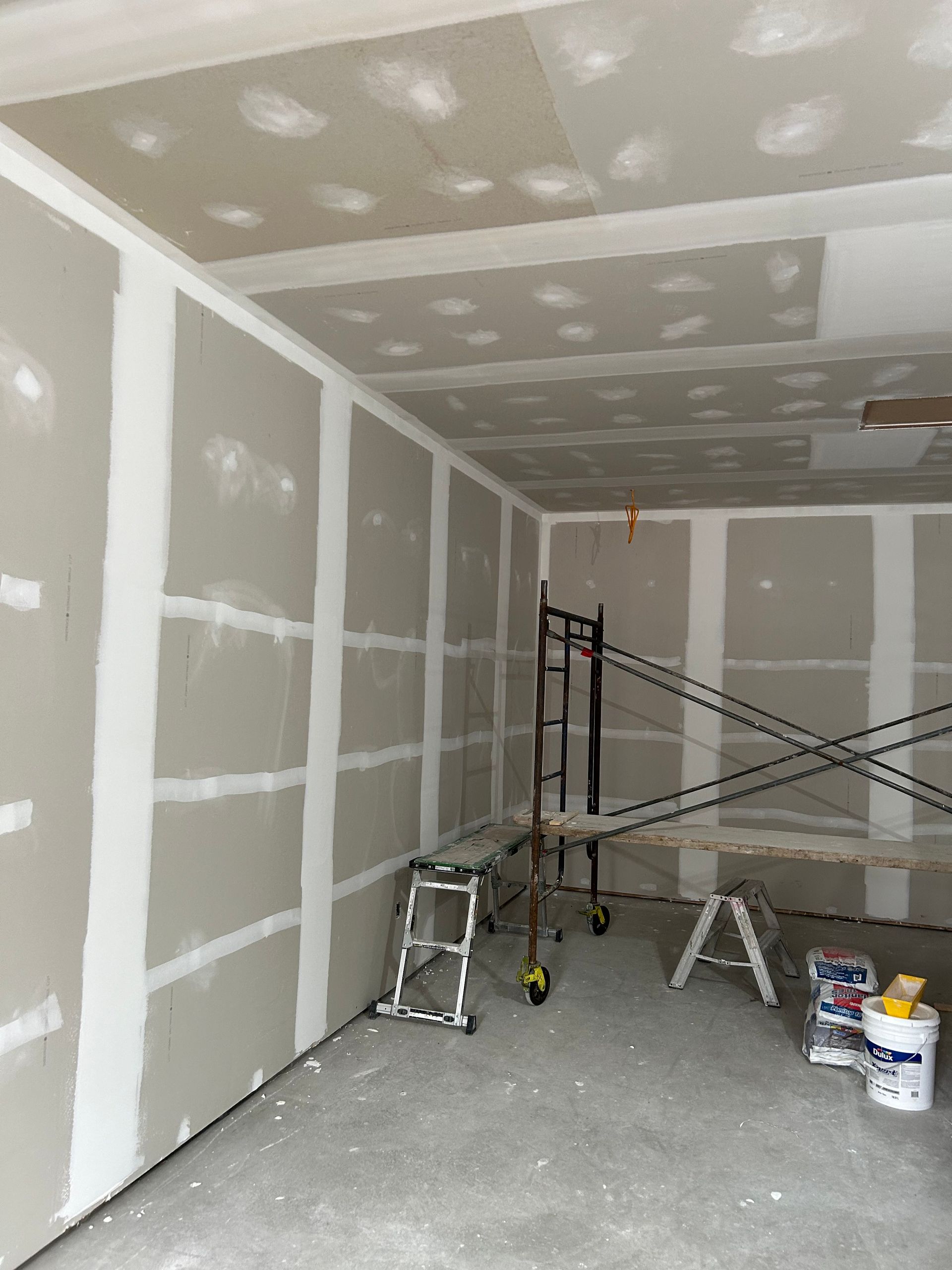 Une pièce avec une échelle et un échafaudage à l'intérieur