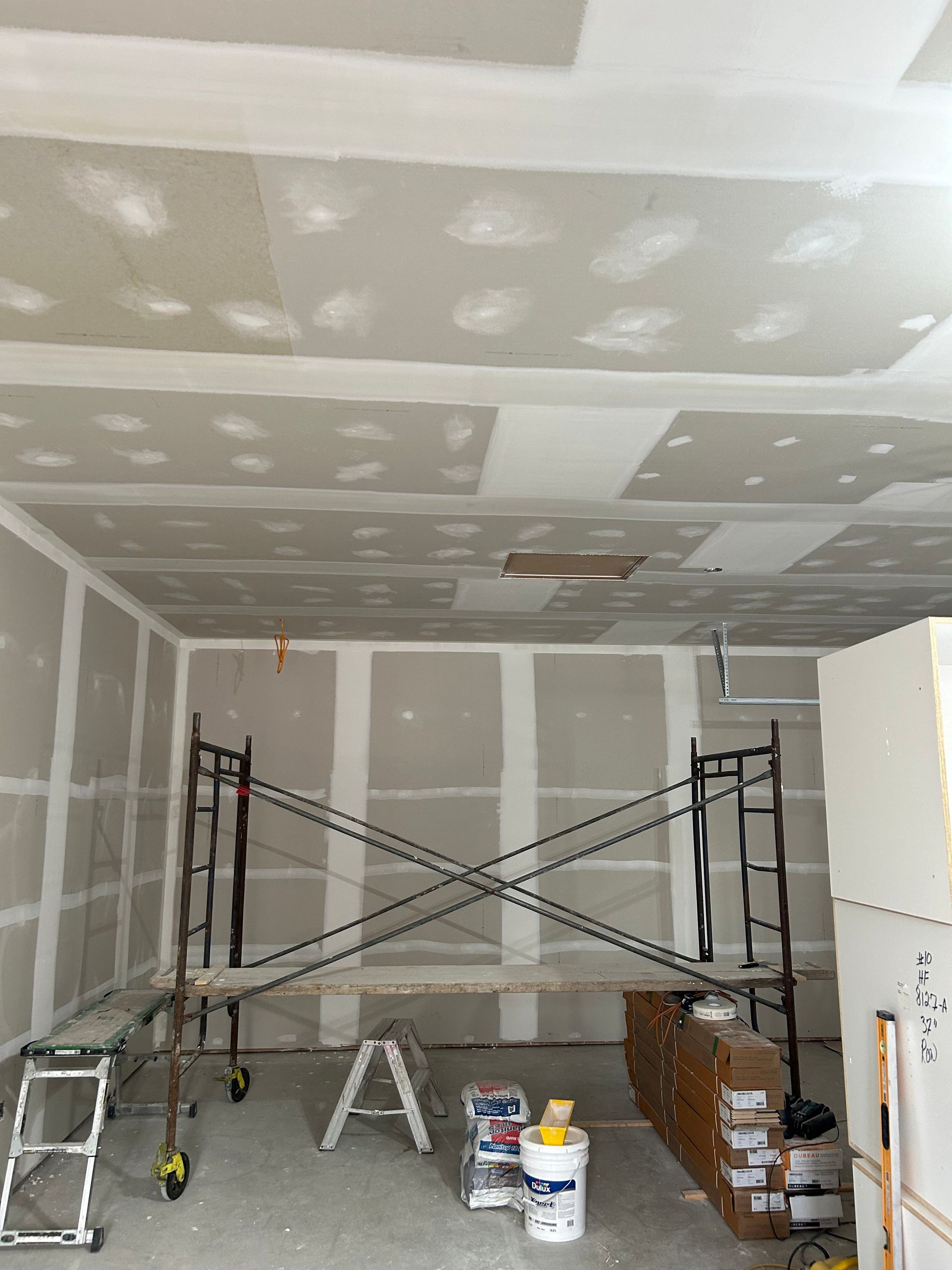 Une pièce avec un échafaudage et une échelle à l'intérieur