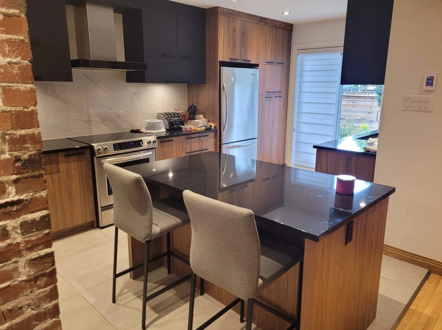 Une cuisine avec un grand îlot et des tabourets