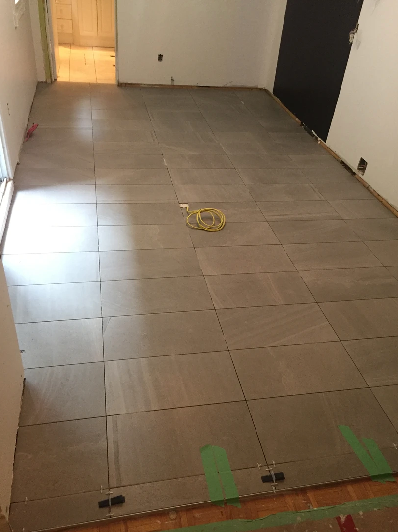 Une pièce avec beaucoup de carrelage au sol