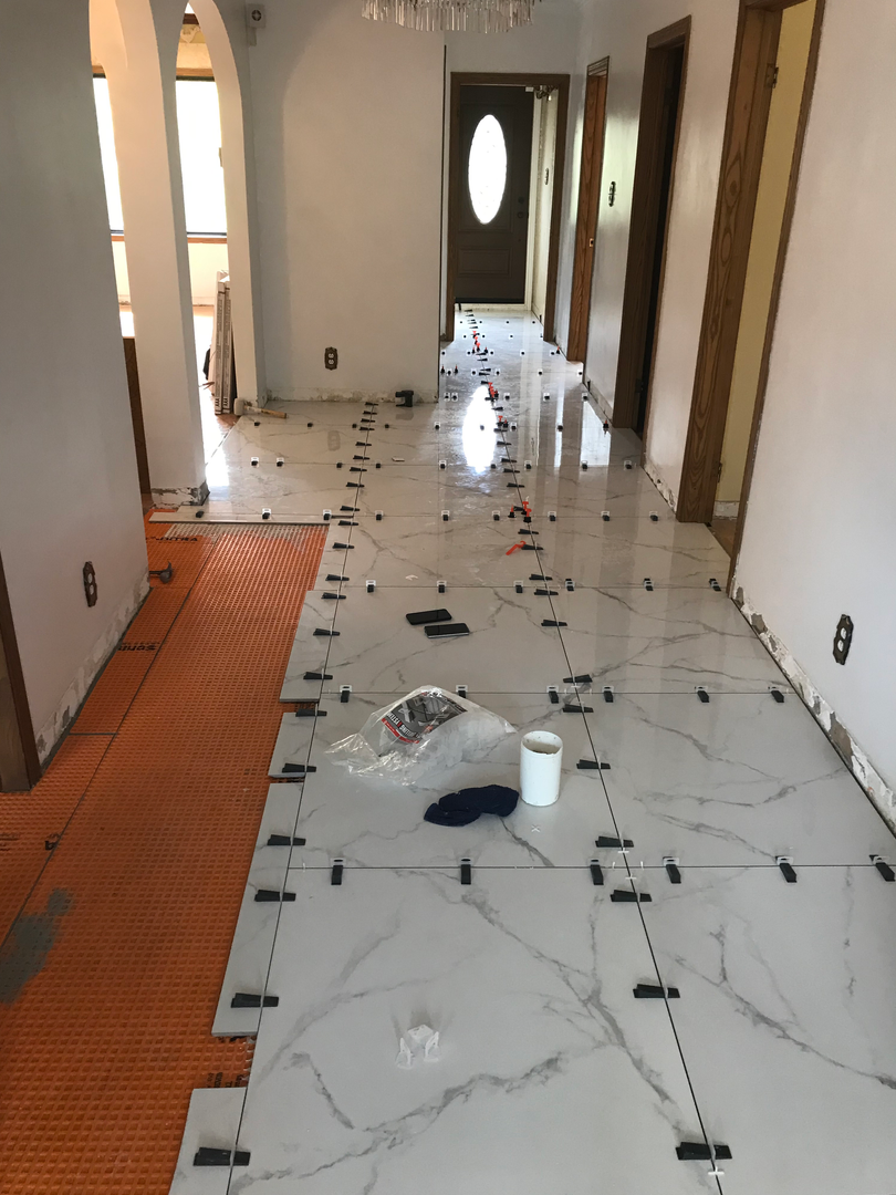 Un couloir avec des carreaux de marbre en cours d'installation sur le sol