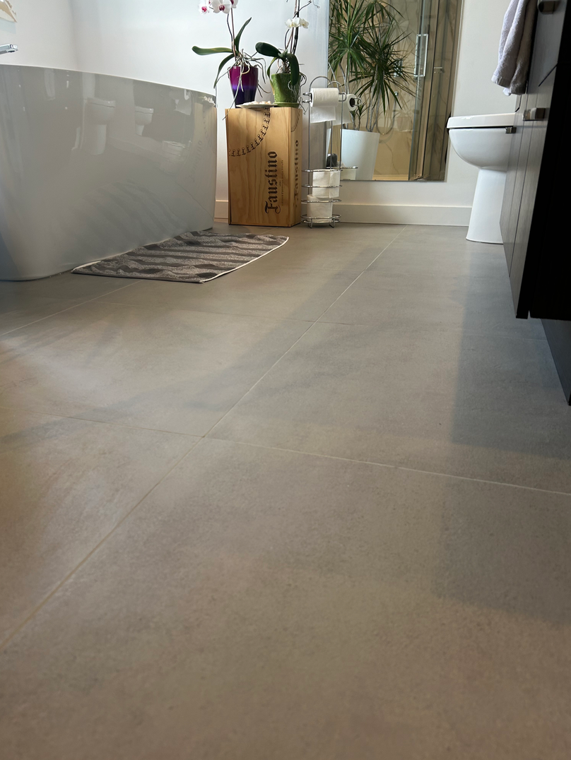 Une salle de bain avec WC, lavabo et baignoire.