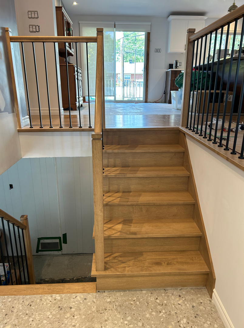 Un escalier en bois menant au deuxième étage d'une maison.