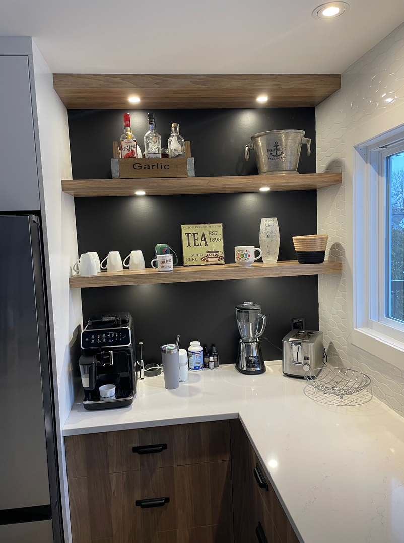 Une cuisine avec beaucoup d'appareils électroménagers et d'étagères.