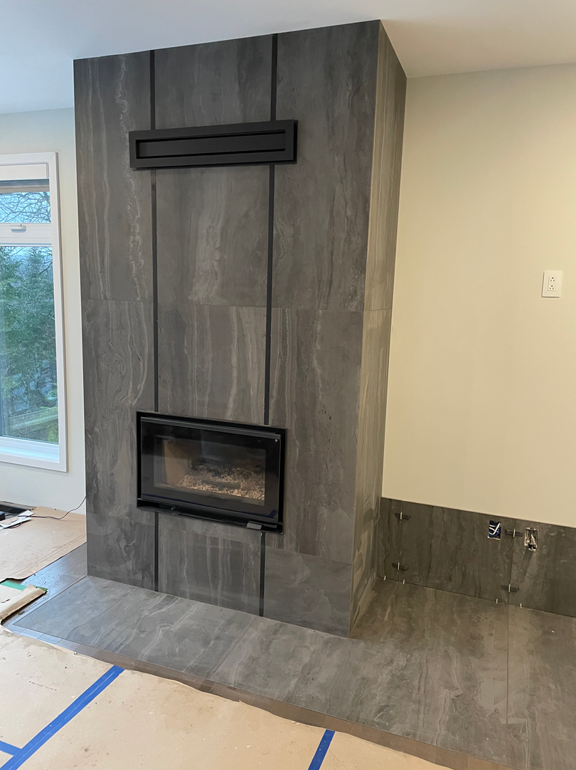 Il y a une cheminée au milieu de la pièce.