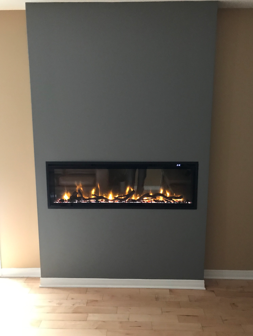 Une cheminée est encastrée dans un mur dans un salon.