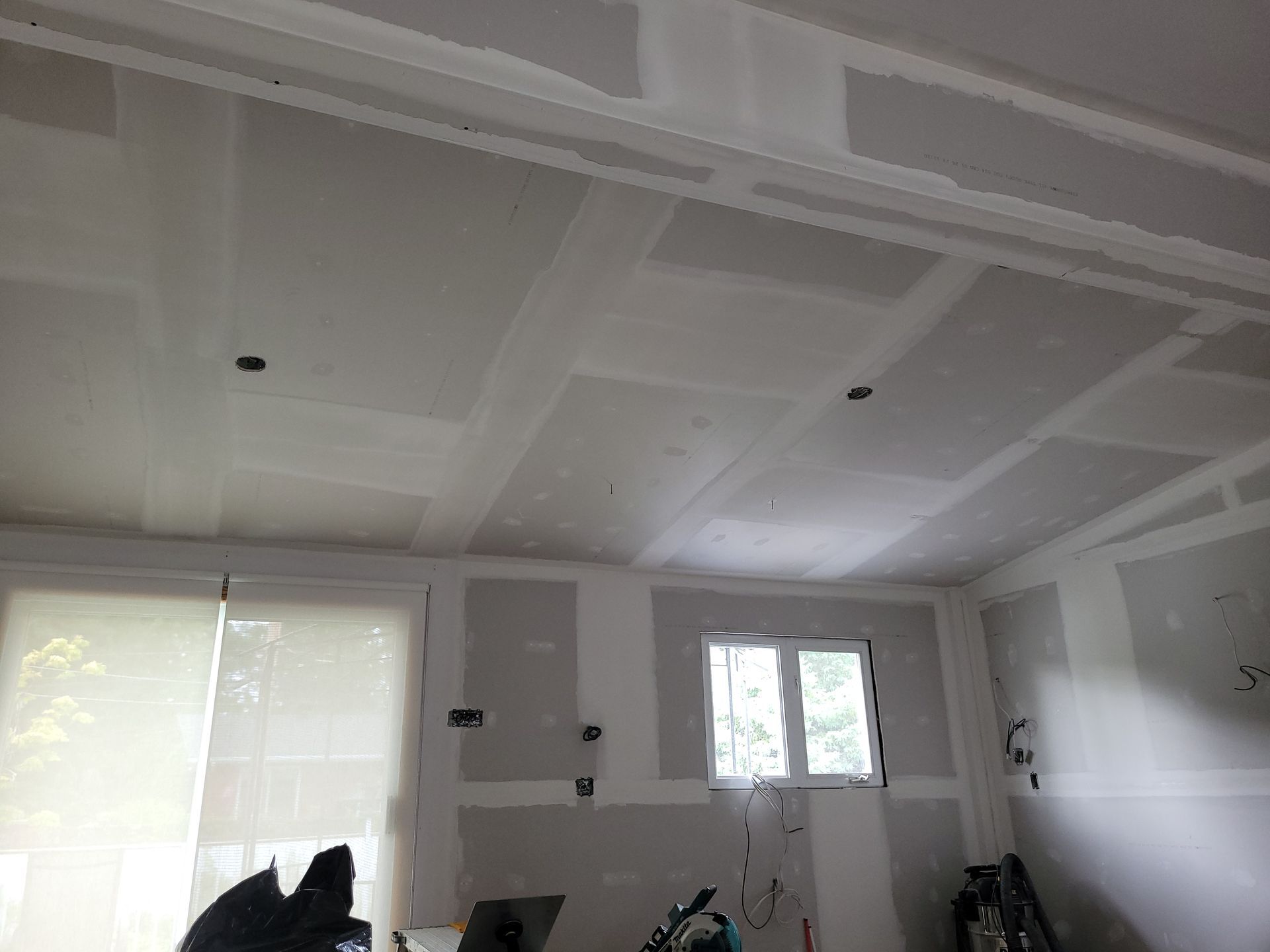 Une pièce avec une échelle et un échafaudage à l'intérieur