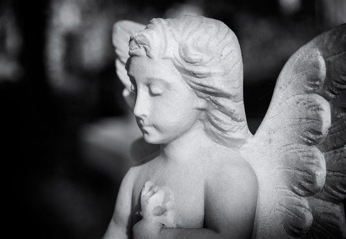 statua di un angelo con le ali in marmo